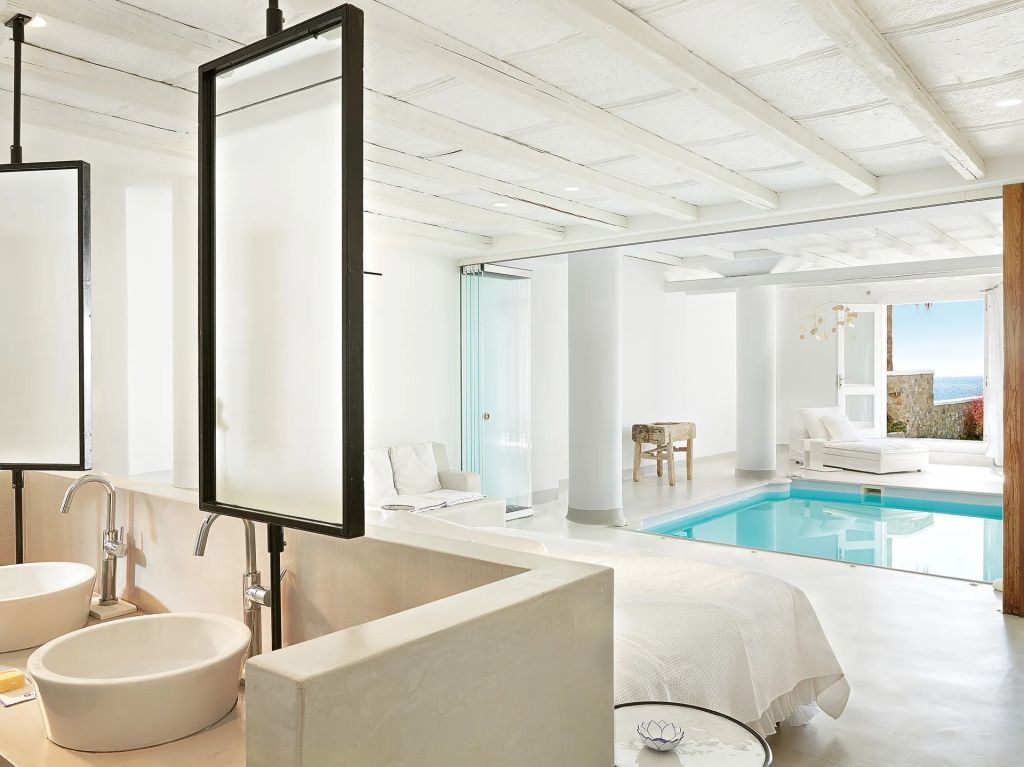 Innenansicht einer luxuriösen Suite mit modernem Design und Indoor-Pool