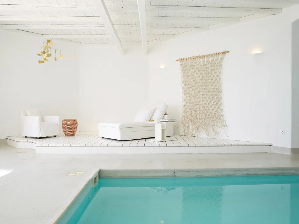 Helles Interieur einer Suite mit kunstvoller Dekoration und Indoor-Pool