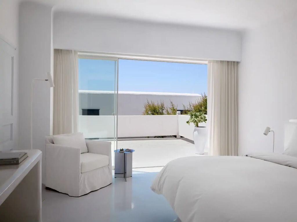 Helles Schlafzimmer mit Terrasse und Meerblick, minimalistische Einrichtung