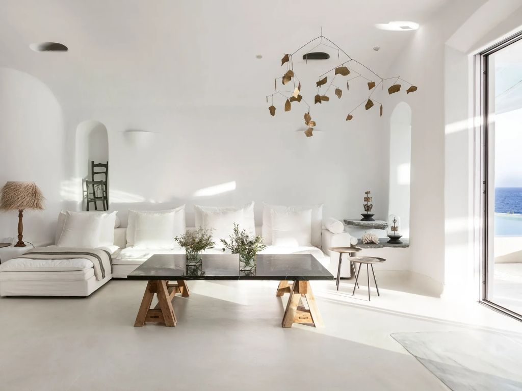Minimalistischer Wohnraum mit Designermöbeln und subtiler Dekoration im Mykonos Blu