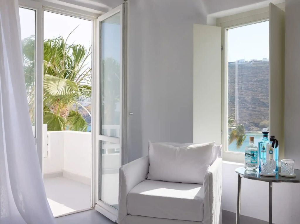 Helles Zimmer mit Blick auf den Balkon und das Meer