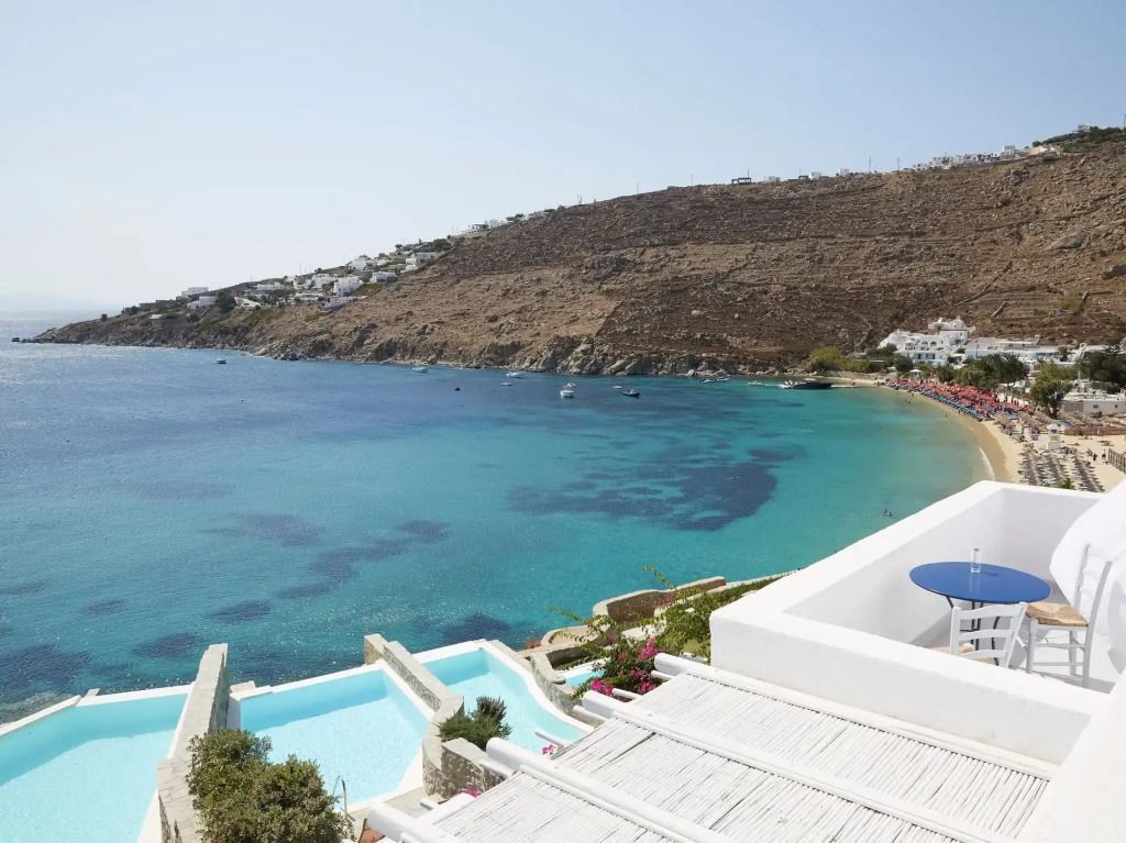 Weitläufige Aussicht auf das Meer und den Poolbereich