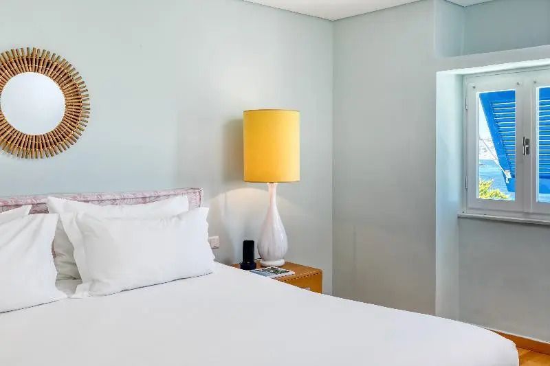 Gemütliches Schlafzimmer mit seitlicher Lampe und Nachttisch