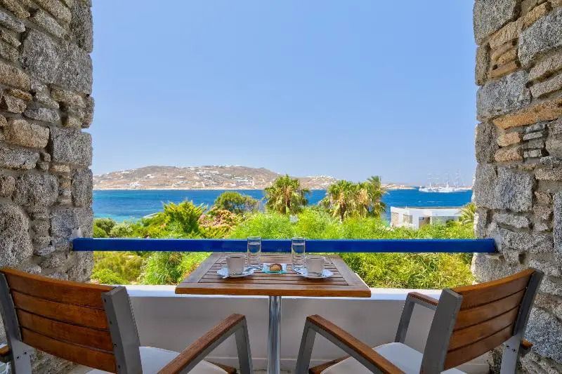 Atemberaubender Blick aufs Meer von einem Balkon mit Sitzgelegenheit