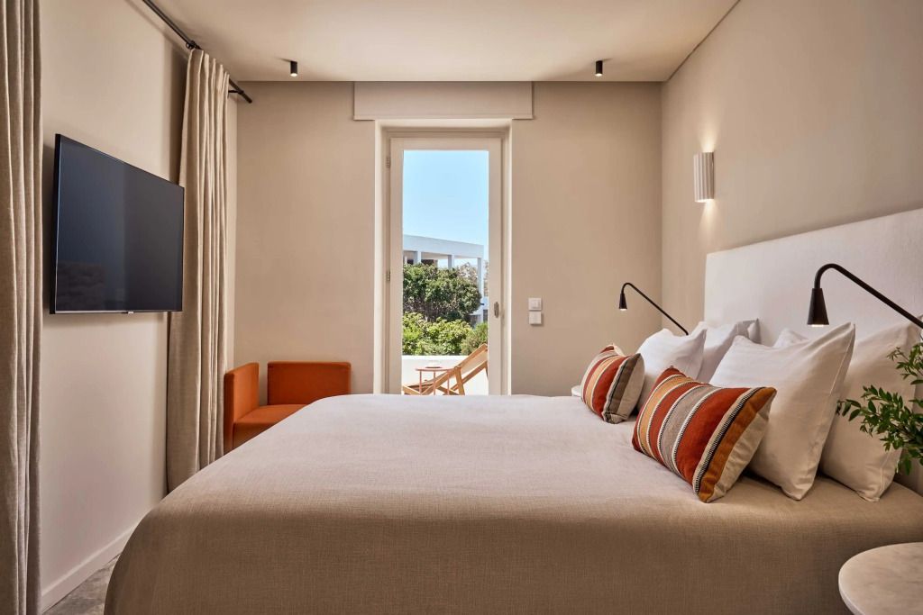 Komfortables Bett in der Deluxe Suite mit Terrassentür zum Garten