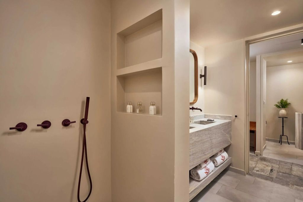 Modernes Badezimmer der Suite mit Regendusche und Doppelwaschbecken