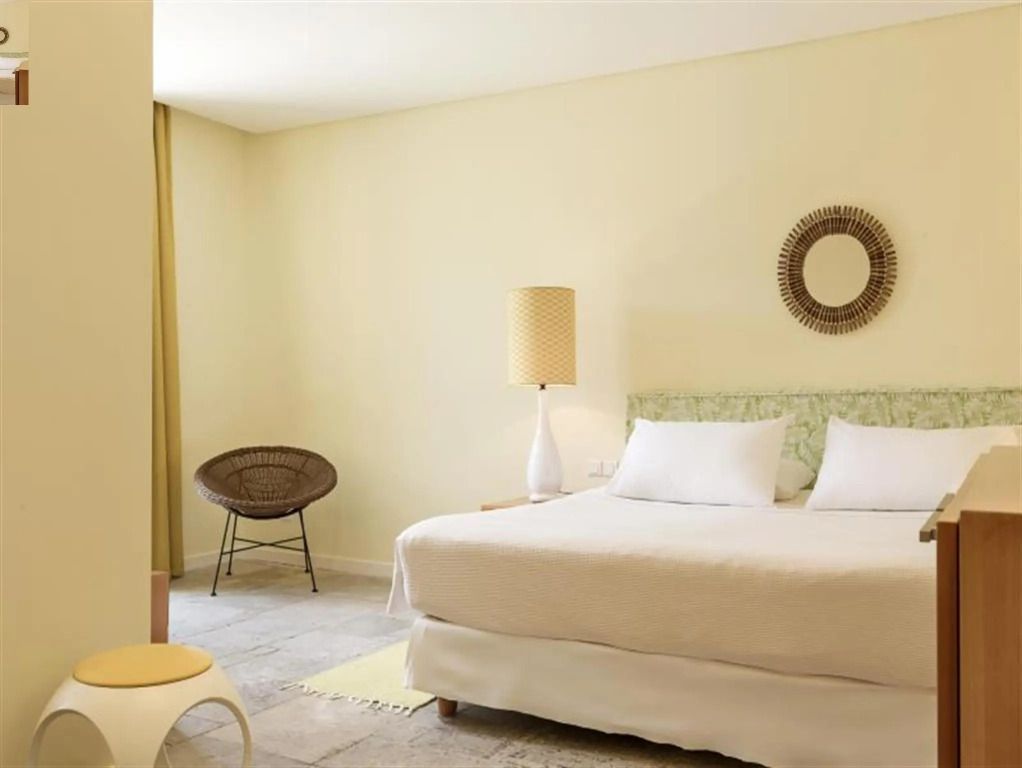 Helles Junior-Suite-Zimmer mit elegantem Doppelbett und stilvollem Dekor