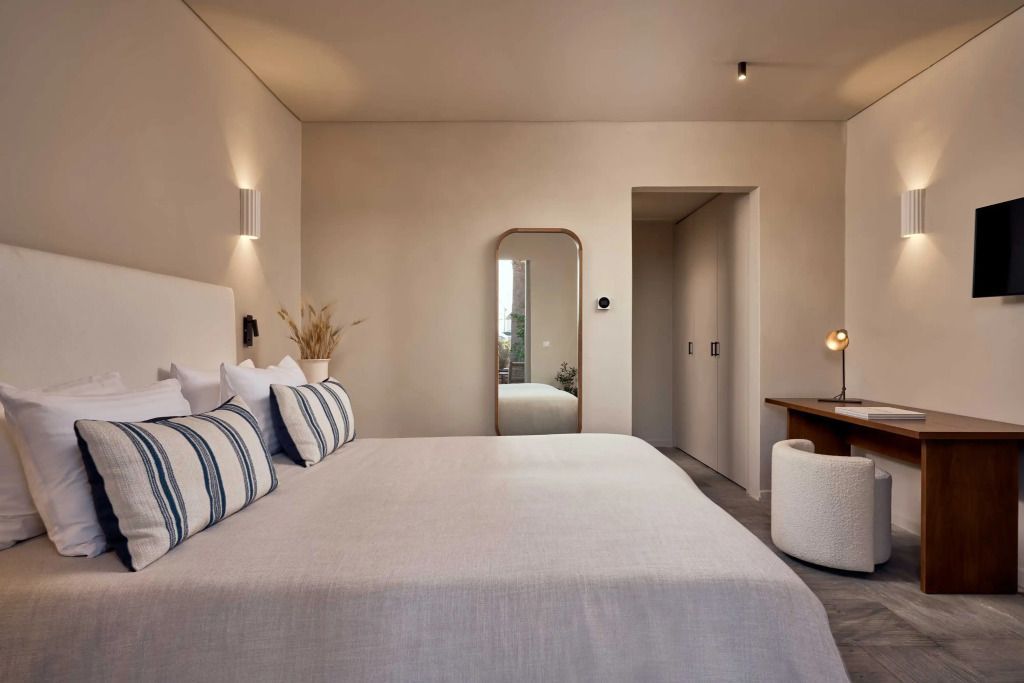 Schlafzimmer mit großem Spiegel und Schreibtisch