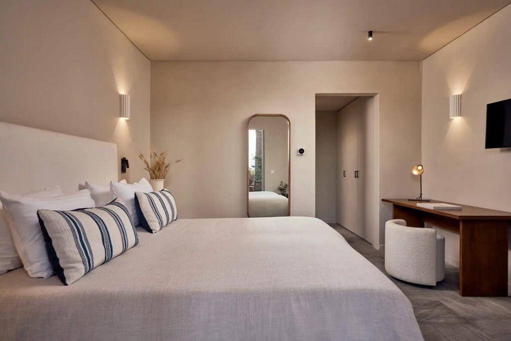 Schlafzimmer mit Bett und großen Spiegel