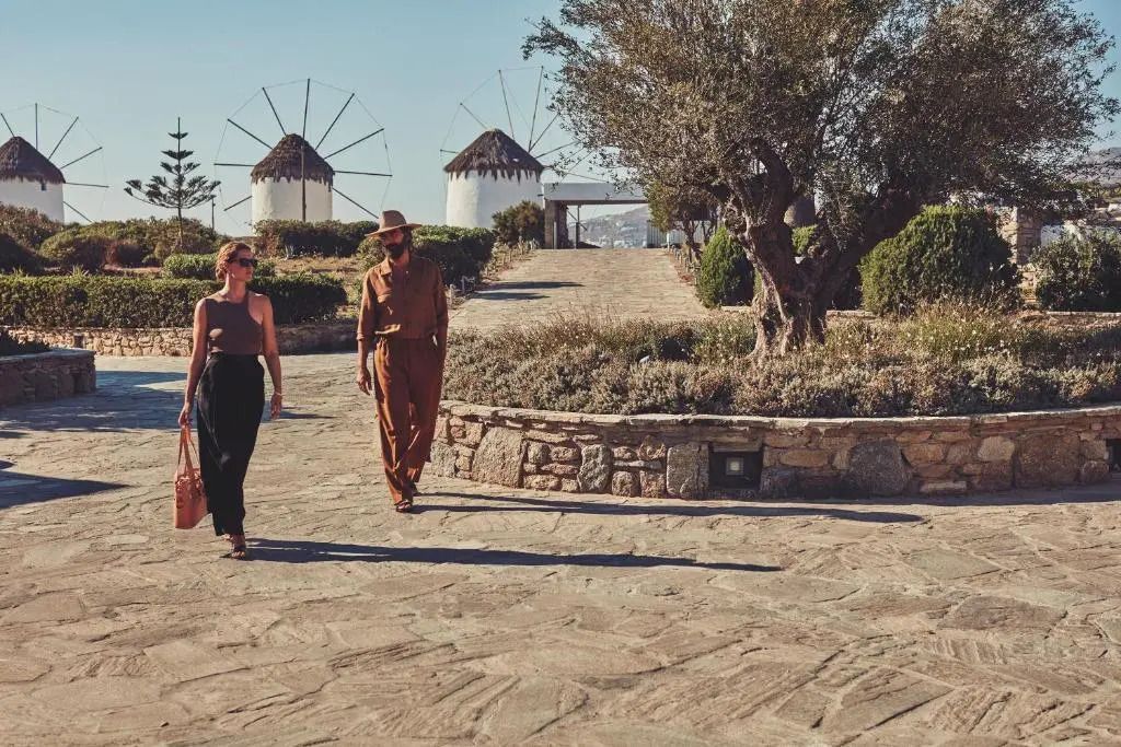 Gartenblick mit historischen Windmühlen und rustikalen Bauelementen im Freien
