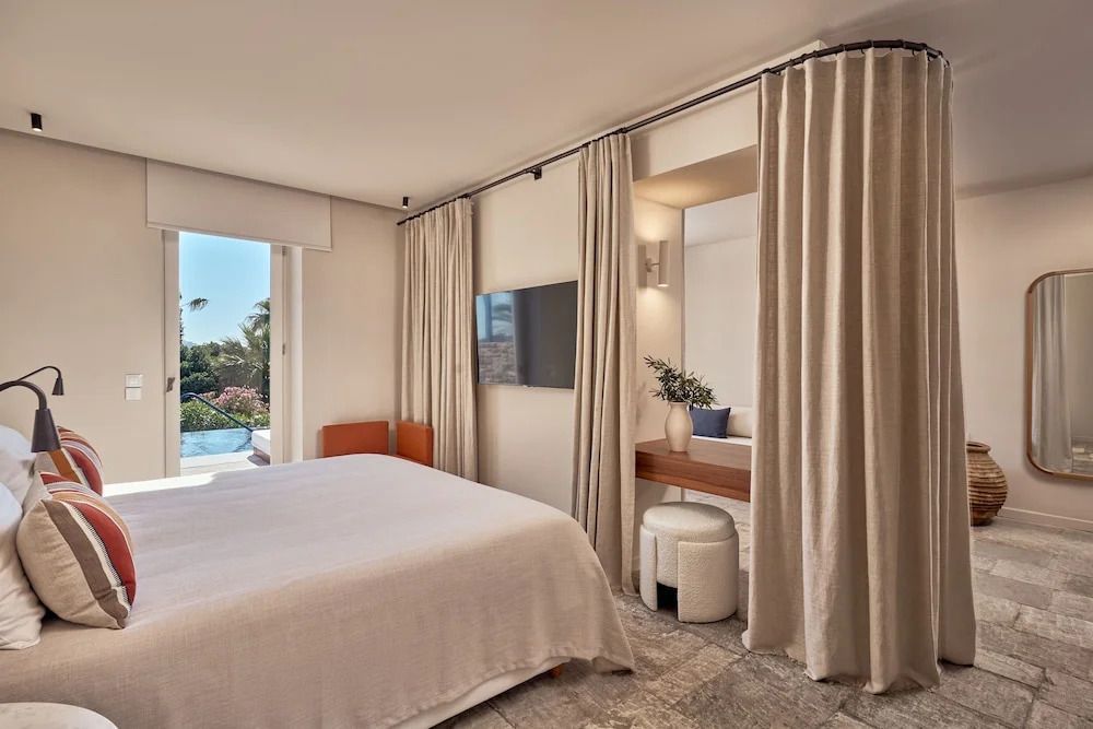 Luxuriöse Suite mit Blick auf Garten und moderner Einrichtung