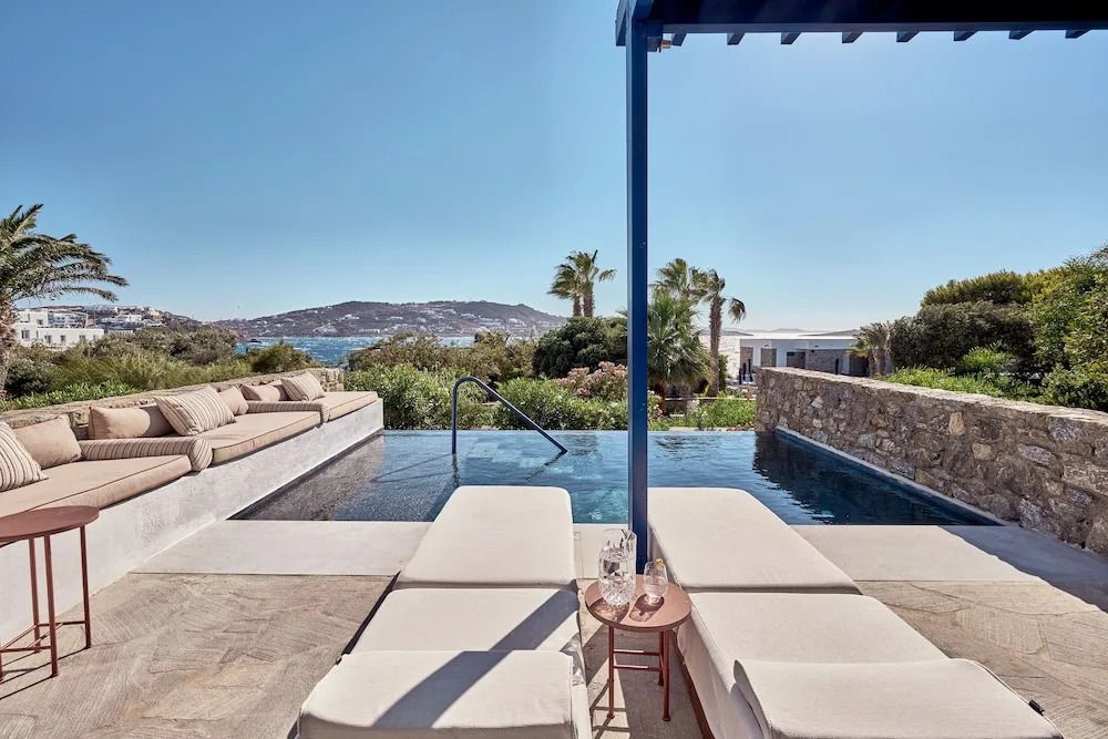 Privater Pool mit Liegestühlen und traumhaftem Meerblick