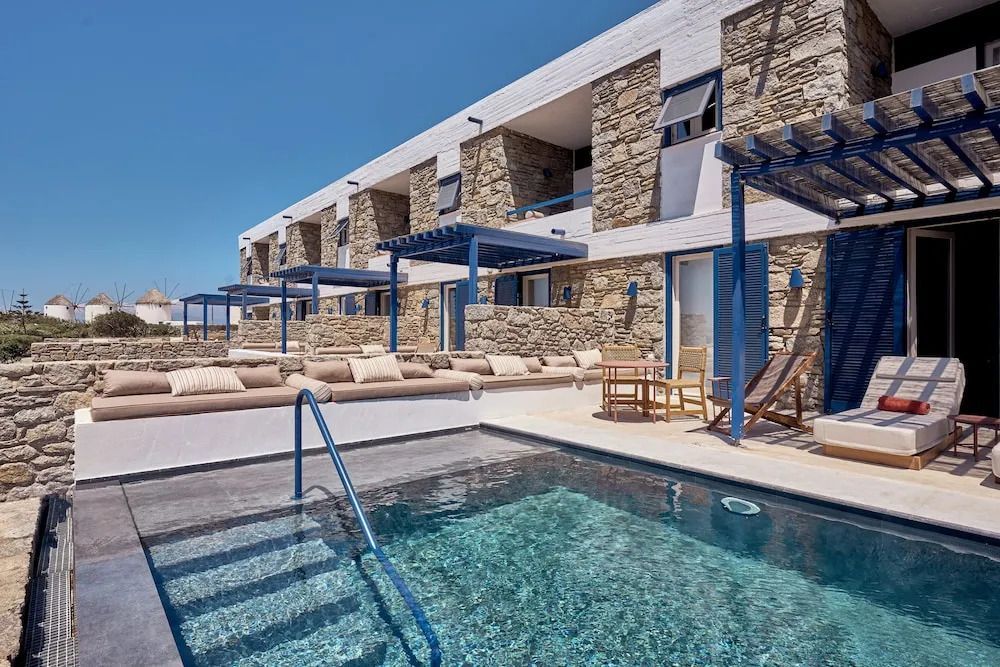 Steingebäude des Hotels mit privaten Pools und Sonnenterrasse