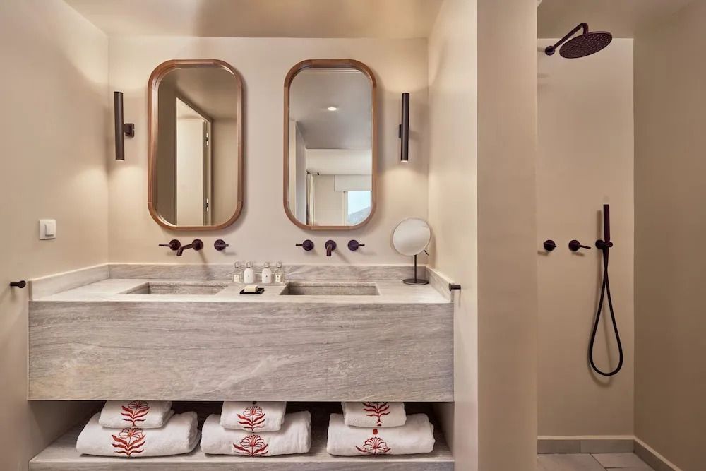 Elegantes Badezimmer mit Doppelwaschbecken und luxuriösen Details