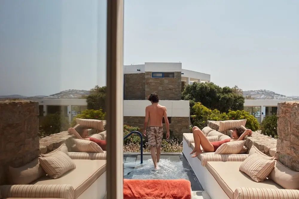 Entspannte Gäste am privaten Pool mit Sonne und Aussicht