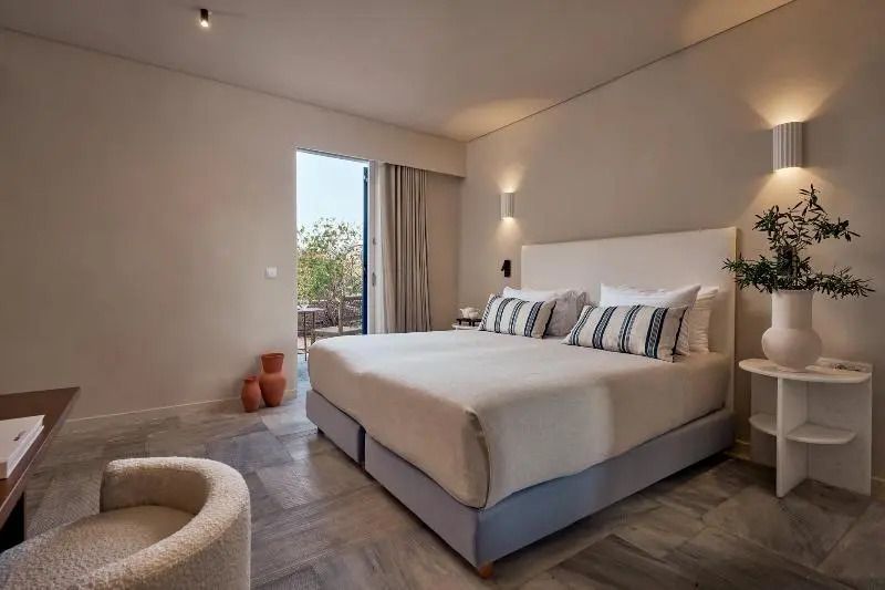 Doppelzimmer mit Blick auf Balkon und Garten im Mykonos Theoxenia