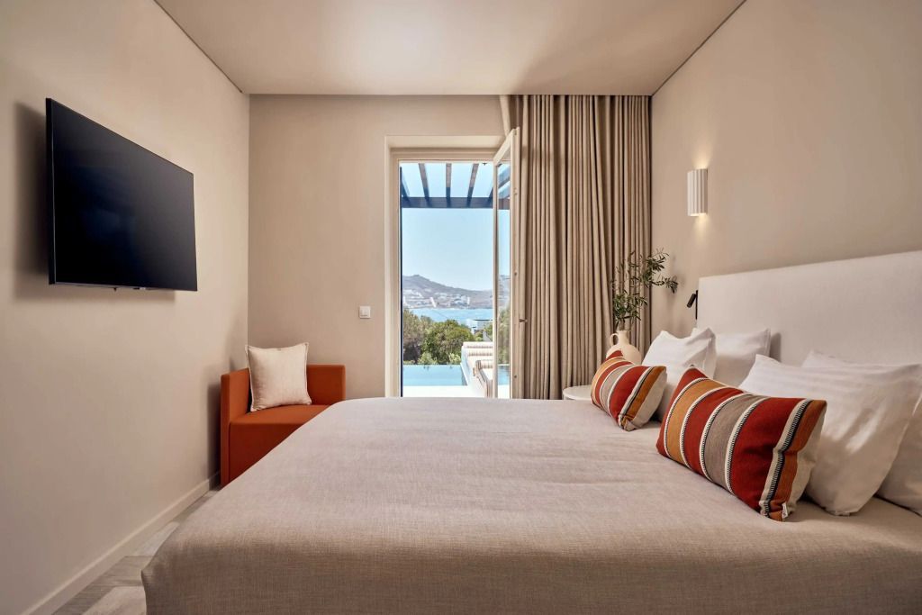 Helles Schlafzimmer mit Meerblick und modernem Design