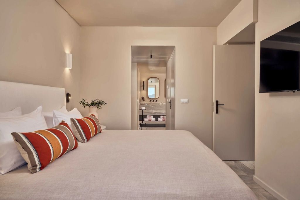 Gemütliches Bett mit direktem Zugang zum eleganten Badezimmer