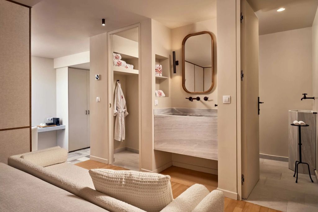 Modernes Badezimmer im Superior Zimmer mit stilvollem Waschbecken und Spiegel
