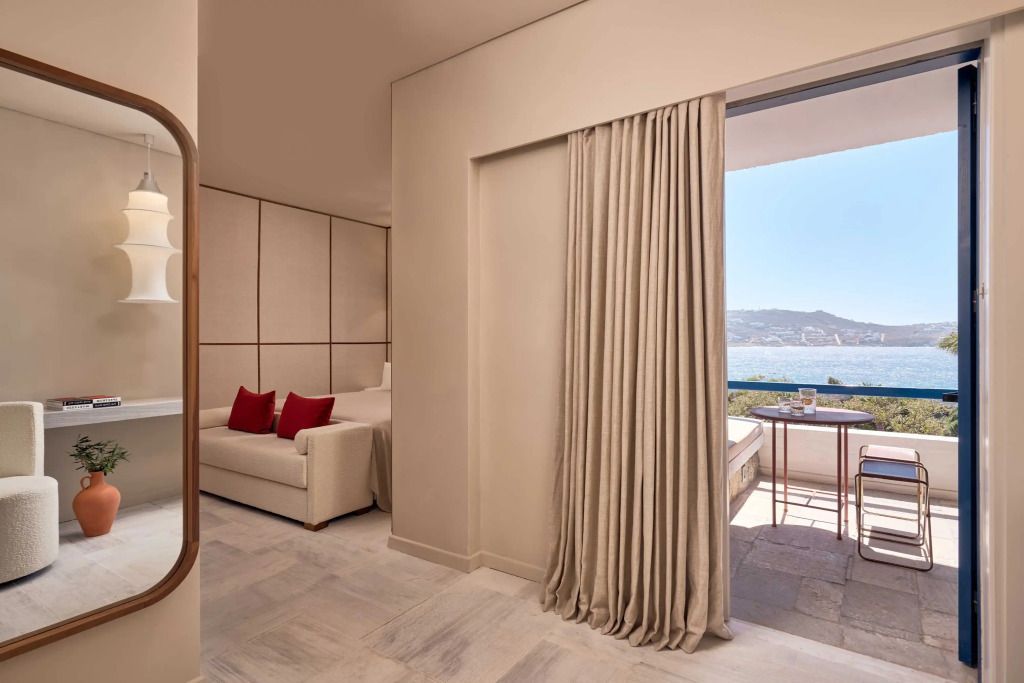 Zimmer mit Blick auf das Meer und gemütlicher Terrasse im Hotel Mykonos Theoxenia