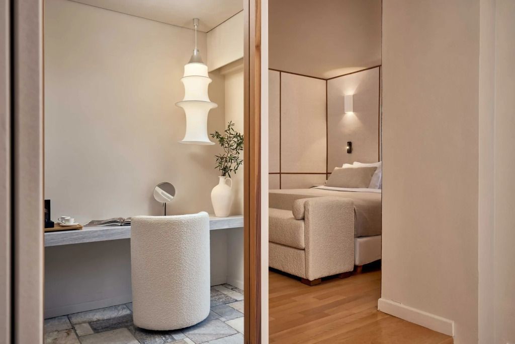 Moderner Wohn- und Schlafbereich im Superior Zimmer des Hotels Mykonos Theoxenia