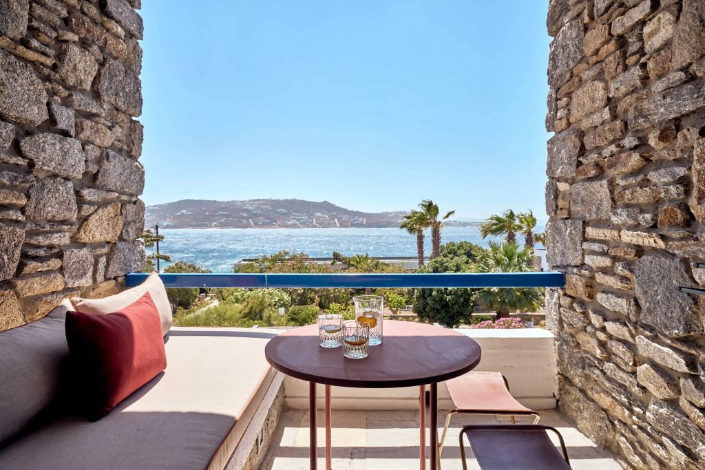Terrasse mit Sitzbereich und herrlichem Meerblick im Hotel Mykonos Theoxenia