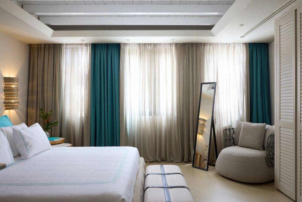 Modernes Schlafzimmer mit großen Fenstern und stilvollem Dekor.