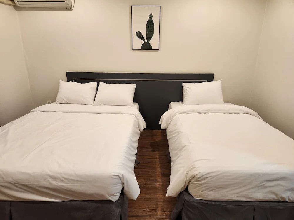 Zwei gemütliche Einzelbetten in einem stilvollen Doppelzimmer.
