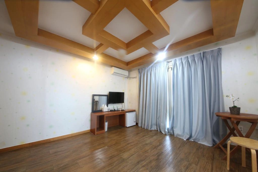 Familien Suite mit Holzdecken und großem Fenster mit Vorhang