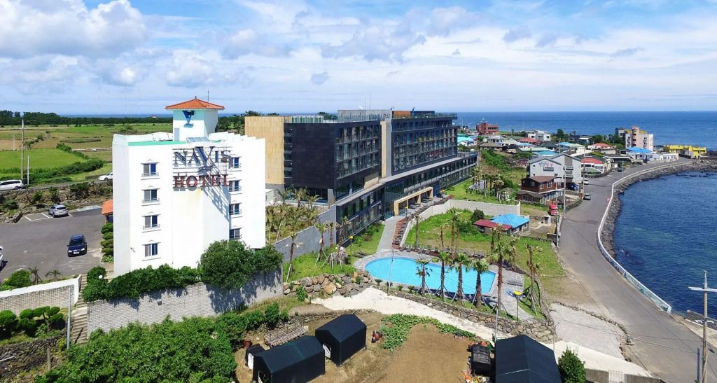 Hotel Navis mit Außenpool und Blick auf das Meer