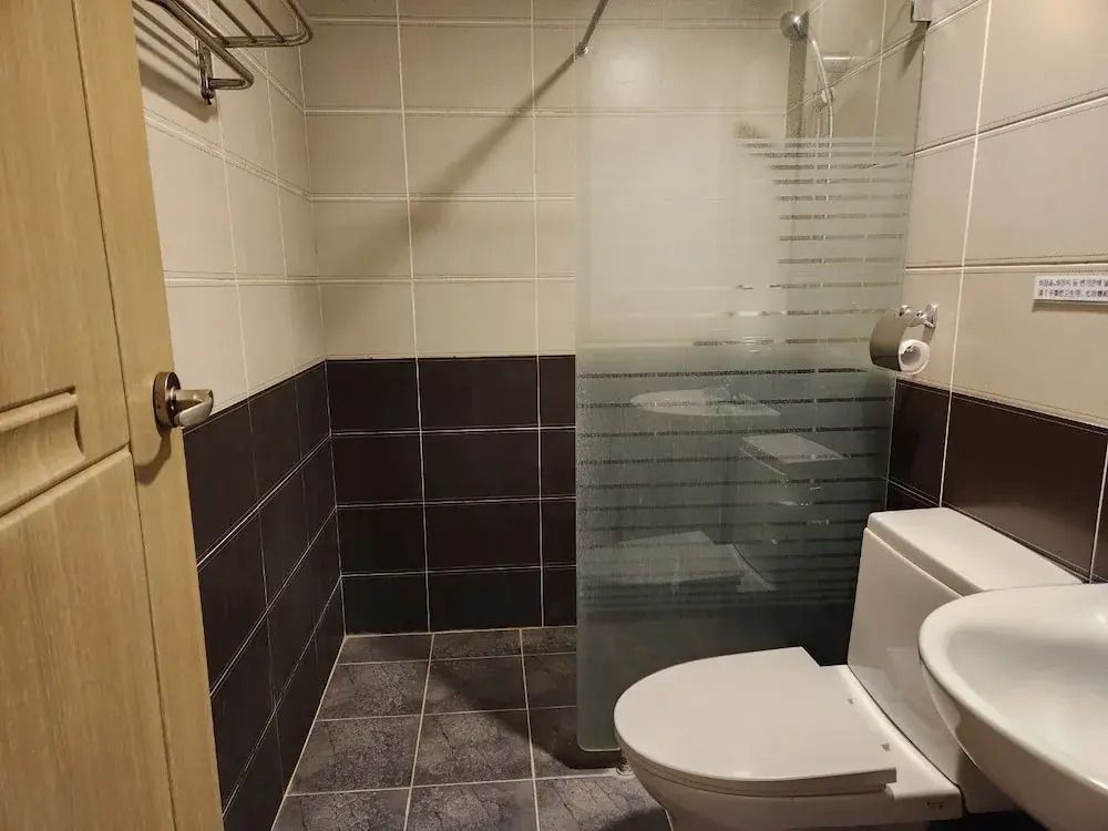 Modernes Badezimmer mit Dusche und WC im Hotel Navis