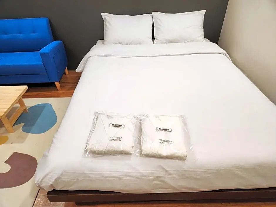 Superior Bett mit weißen Laken im modernen Hotelzimmer.
