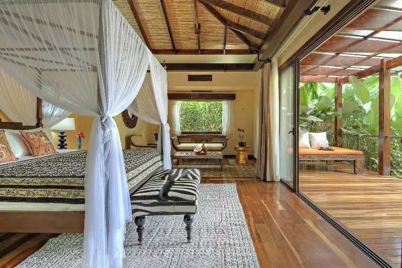 Luxuriöses Schlafzimmer mit Baldachinbett und direktem Zugang zur Terrasse