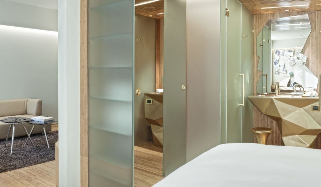 Moderner Hotelbadezimmerbereich mit Milchglastüren