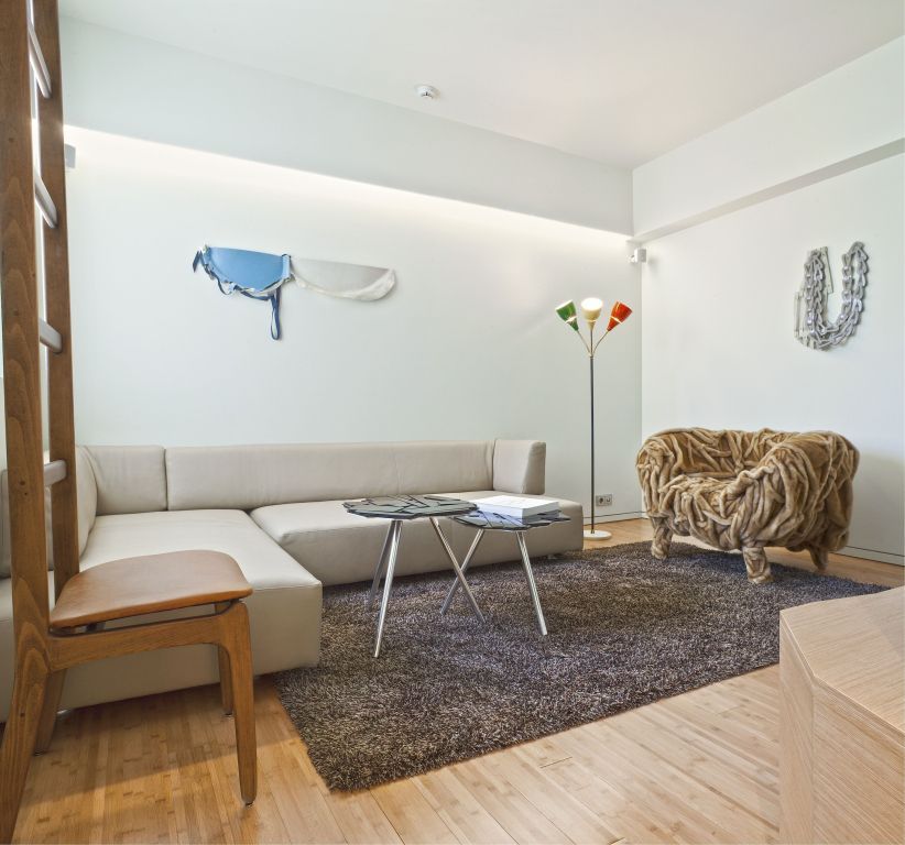 Wohnbereich mit gemütlicher Couch und stilvollem Dekor