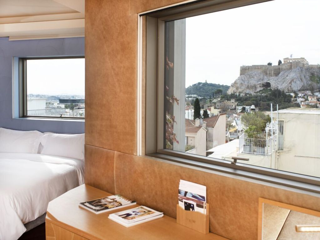 Wohnbereich mit Fensterblick auf eine antike Stadtlandschaft und Dekoration.