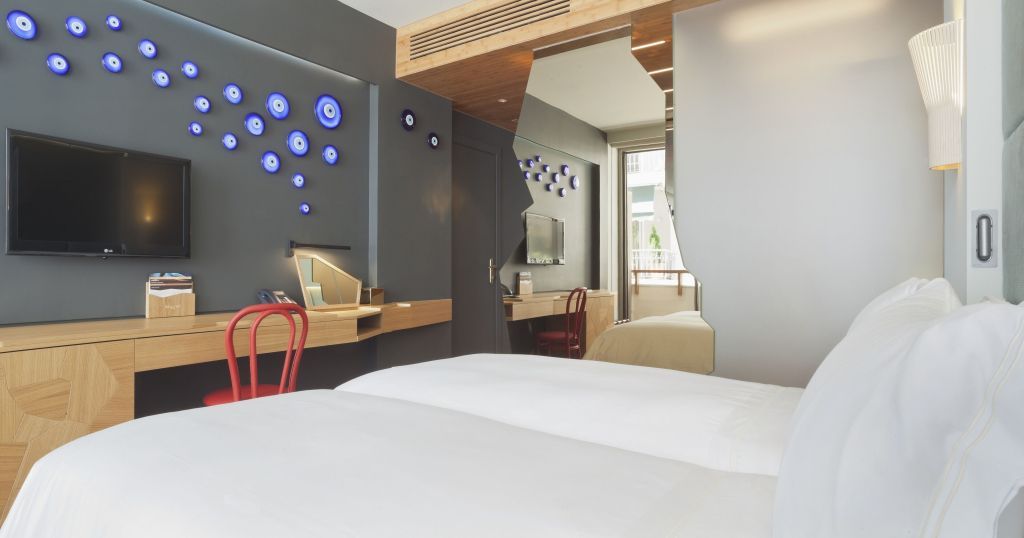 Modernes Doppelzimmer mit eleganten blauen Wanddekorationen und Schreibtisch