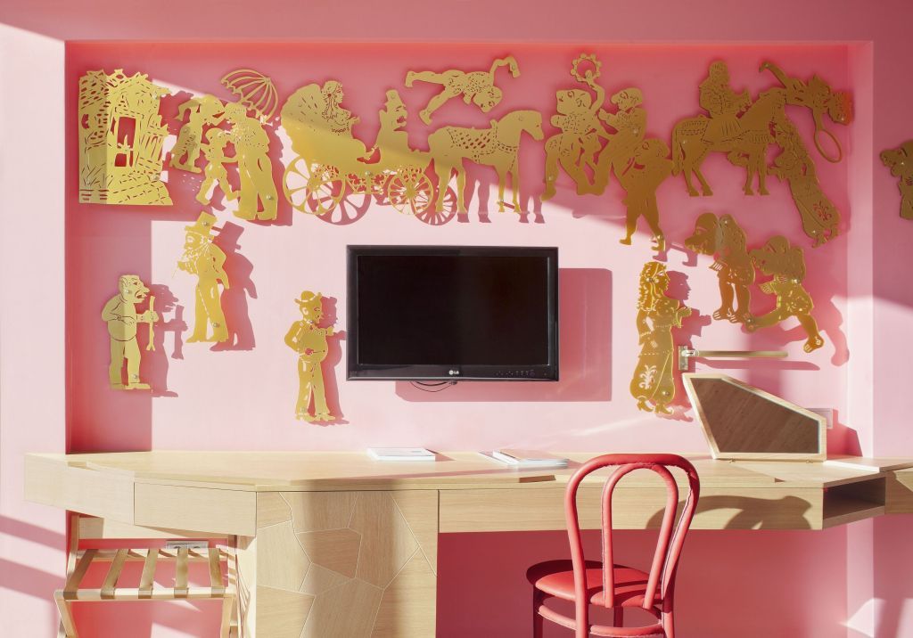 Kreatives Zimmerdesign in Rosa mit goldener Wanddekoration