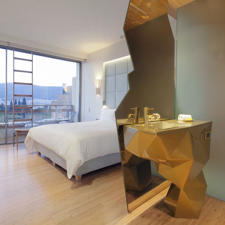 Modernes Doppelzimmer mit Stadtblick und einzigartigem Waschbereich im Hotel