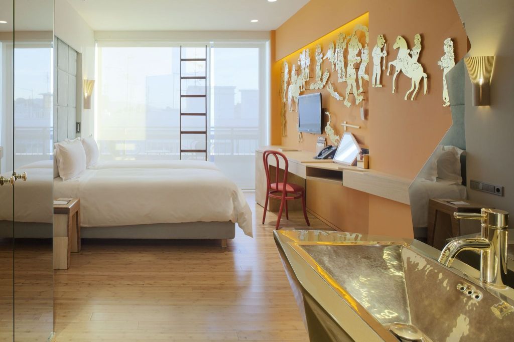 Luxuriöses Doppelzimmer mit Wandgestaltung und Stadtblick