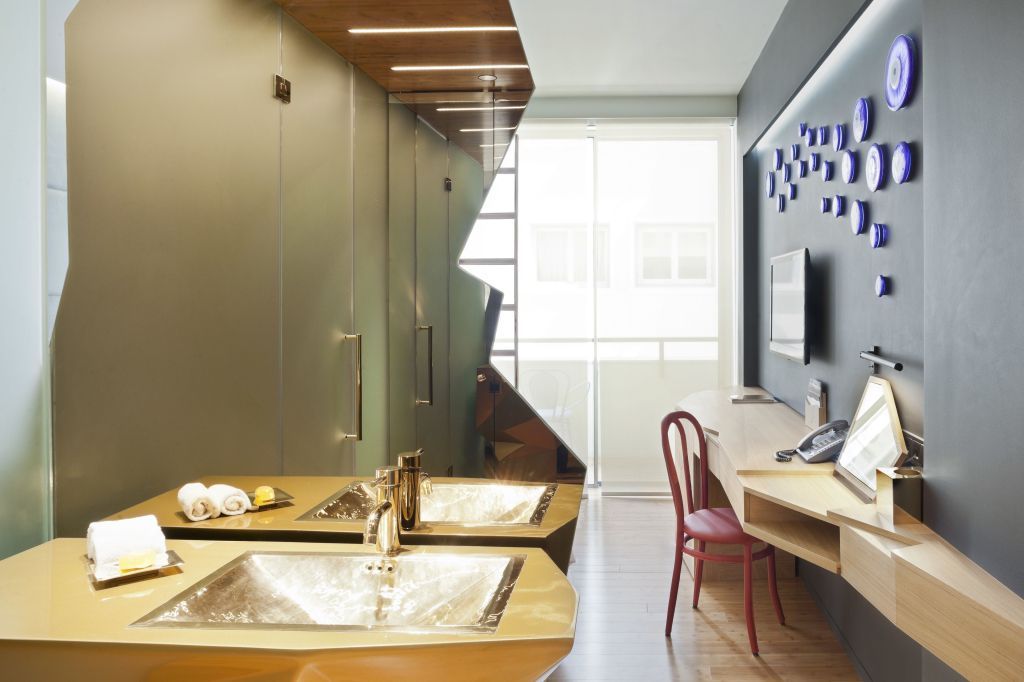 Helles Superior Doppelzimmer im New Hotel mit modernen Möbeln und Schreibtisch