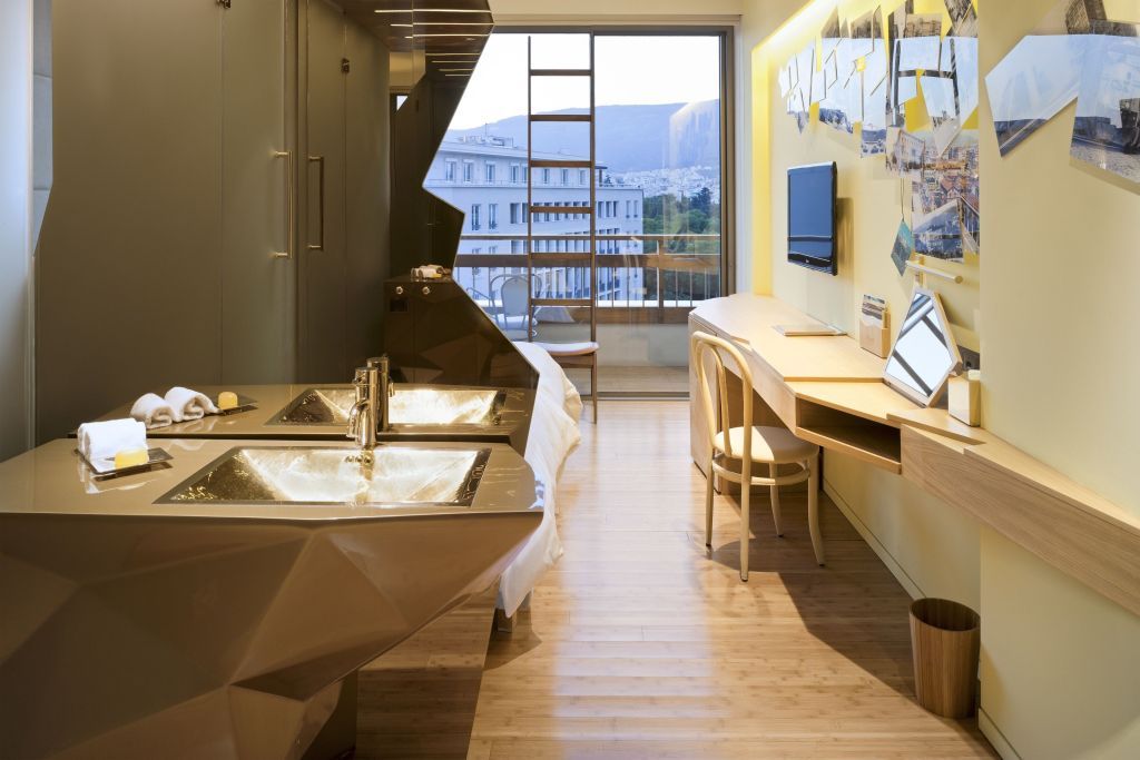 Geräumiges Hotelzimmer mit modernem Waschbecken und Stadtblick.