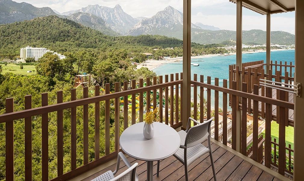 Balkon der Corner Suite mit Meer- und Bergblick inklusive Sitzbereich.