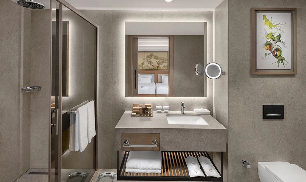Modernes Badezimmer der Corner Suite mit stilvollem Design.