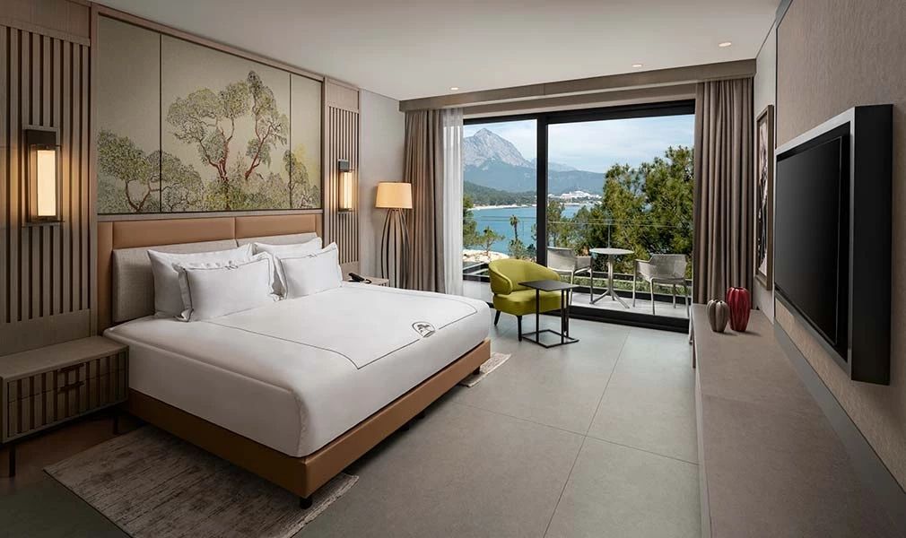 Moderne Suite mit Doppelbett und Meerblick vom Balkon, stilvolle Einrichtung