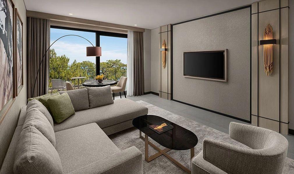Helles Wohnzimmer mit eleganter Einrichtung und direktem Meerblick