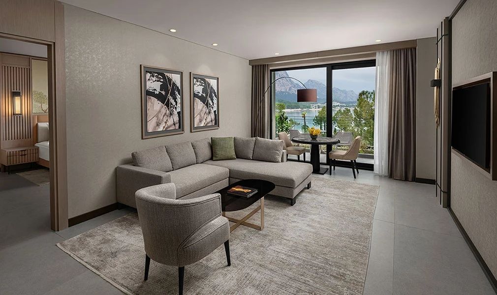 Wohnbereich mit gemütlicher Sitzecke und Blick auf den Balkon und das Meer
