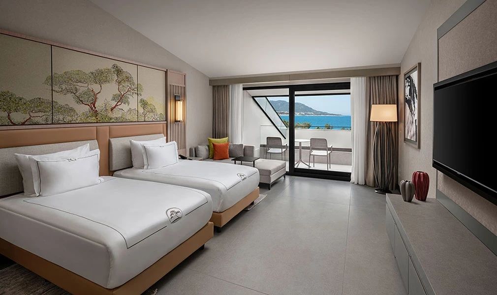 Deluxe Familienzimmer mit Balkon und Meerblick im Hotel NG Phaselis Bay.