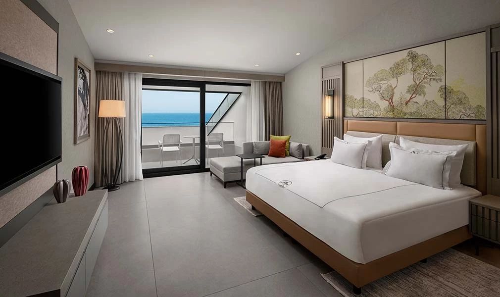 Deluxe Familienzimmer mit großem Bett und Meerblick vom Balkon.
