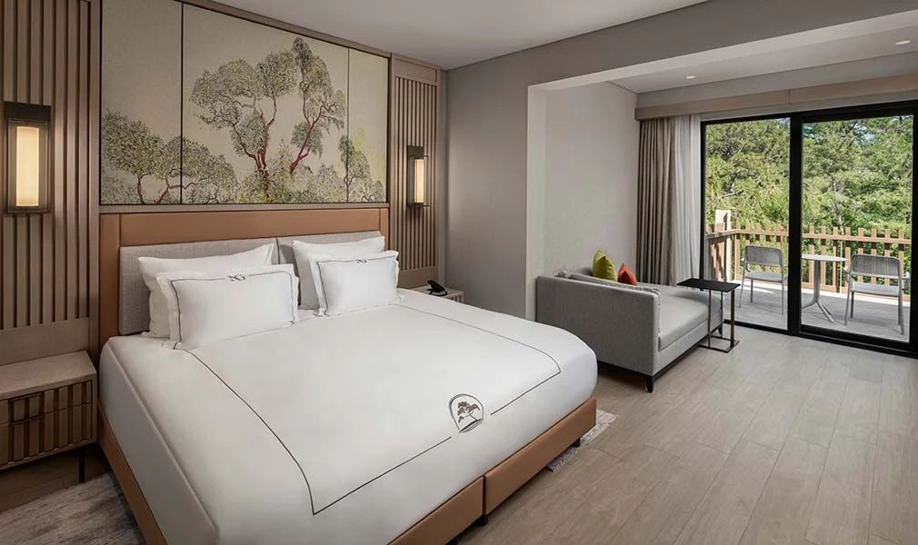 Familienzimmer mit elegantem Doppelbett und gemütlicher Sitzecke im Waldblick-Hotel